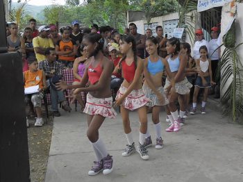 Festival de la Madera, comunidad Cabacú, danzas Cuidao con el perro y Cómplices. (2012-02-02) Zenny Martinez