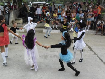 Carnaval Infantil en comunidad Jamal, danza Casteconga y Obra El Bosque encantado. (2013-04-07) Zenny Martinez