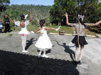 Actividad comunitaria en la zona de La Guadilla, Baracoa, Obra Bosque encantado. (2013-03-16) Zenny Martinez