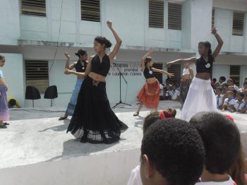 Festival Infantil en la comunidad de Jamal, danzas- Casteconga, Sebucán y Ven a bailar (2013-05) Zenny Martinez