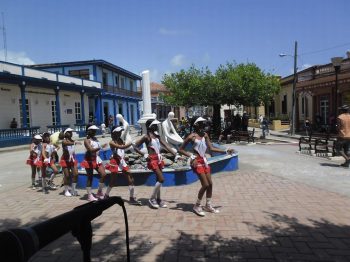 Actividad cultural-Lluvia de colores. Danzas Inténtalo- Cuidao con el perro (2016-07-25) Zenny Martinez