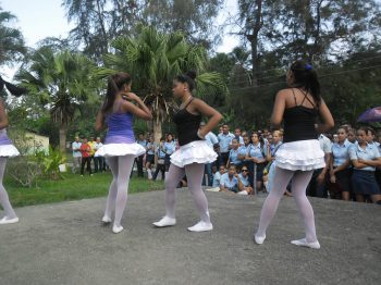 Actividad Inicio de curso escolar. Danzas- Amanecer feliz- Salsa soy (2016-09-06) Zenny Martinez