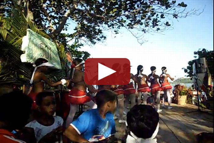 Presentación de danza “Cuidado con el Perro” durante la Fiesta de las Aguas, Baracoa (2012-08-10)